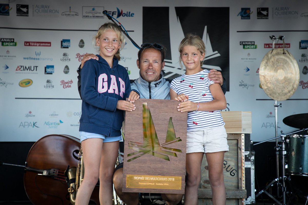 La photo " Trop Chou" de la remise des prix 😊   Merci Thomas Coville ! <a href="/Sodebo_Voile/">Sodebo Voile</a> #tropheedesmulticoque <a href="/Crayola/">Crayola</a> 📷   Eloi Stichelbaut