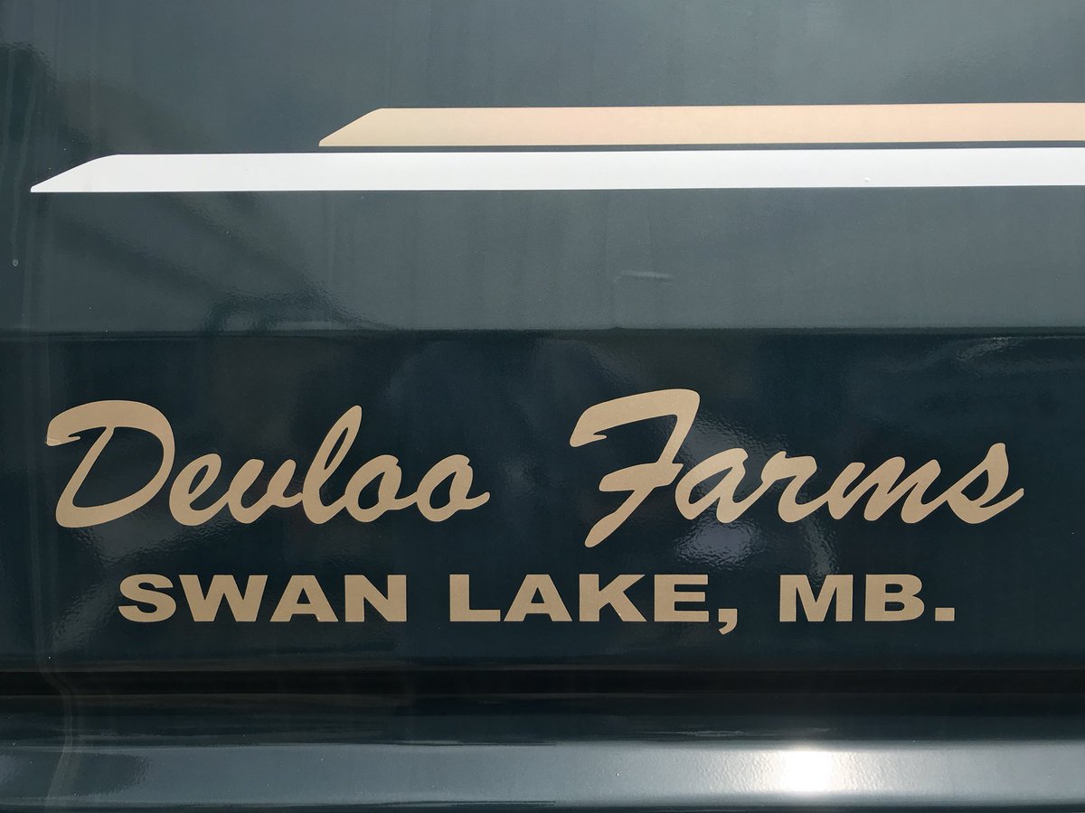 RoncerayDan's tweet image. Special thanks to Albert Devloo for taking time to do a trial with us! @PioneerSeedsCA @alexdevloo @b_devloo #45CM39 #45M35 #bigbushels #YieldHero18