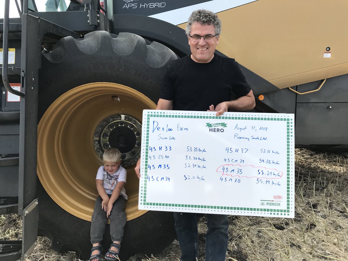 RoncerayDan's tweet image. Special thanks to Albert Devloo for taking time to do a trial with us! @PioneerSeedsCA @alexdevloo @b_devloo #45CM39 #45M35 #bigbushels #YieldHero18
