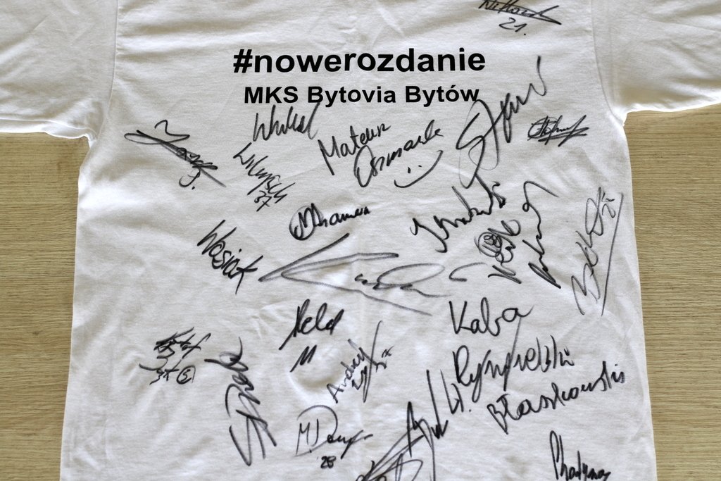 Przed nami ostatni tydzień akcji na <a href="/Fans4Club/">Fans4Club</a>. Zanim jednak zakończymy, dodajemy kolejny gadżet. Jest to koszulka z autografami zawodników Bytovii. Zostały ostatnie dni, więc nie czekajcie i dołączajcie do nowego rozdania! #nowerozdanie

Link do projektu: fans4club.com/project-bytovia
