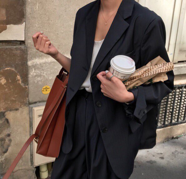 seulgifangirI's tweet photo. je recherche activement le sac sur cette photo si qqun a des pistes https://t.co/7pAaGH94nn