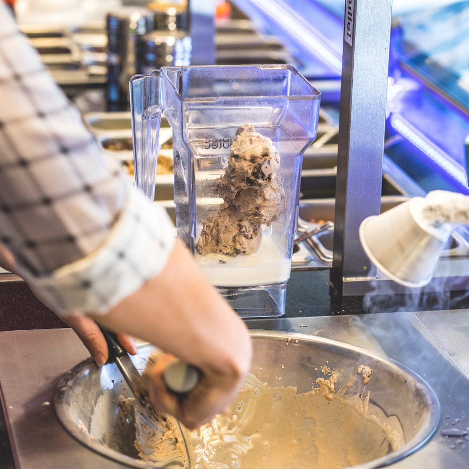 NitroLiveCream's tweet photo. Did you know our liquid nitrogen ice cream only takes around 35 seconds to freeze? When you come in to order, including the time it takes to pick a flavor and mix-ins, the start-to-finish process only takes about a minute and a half. 😮 Take that, long lines! #nitrolive https://t.co/KdZtcWt5Jd