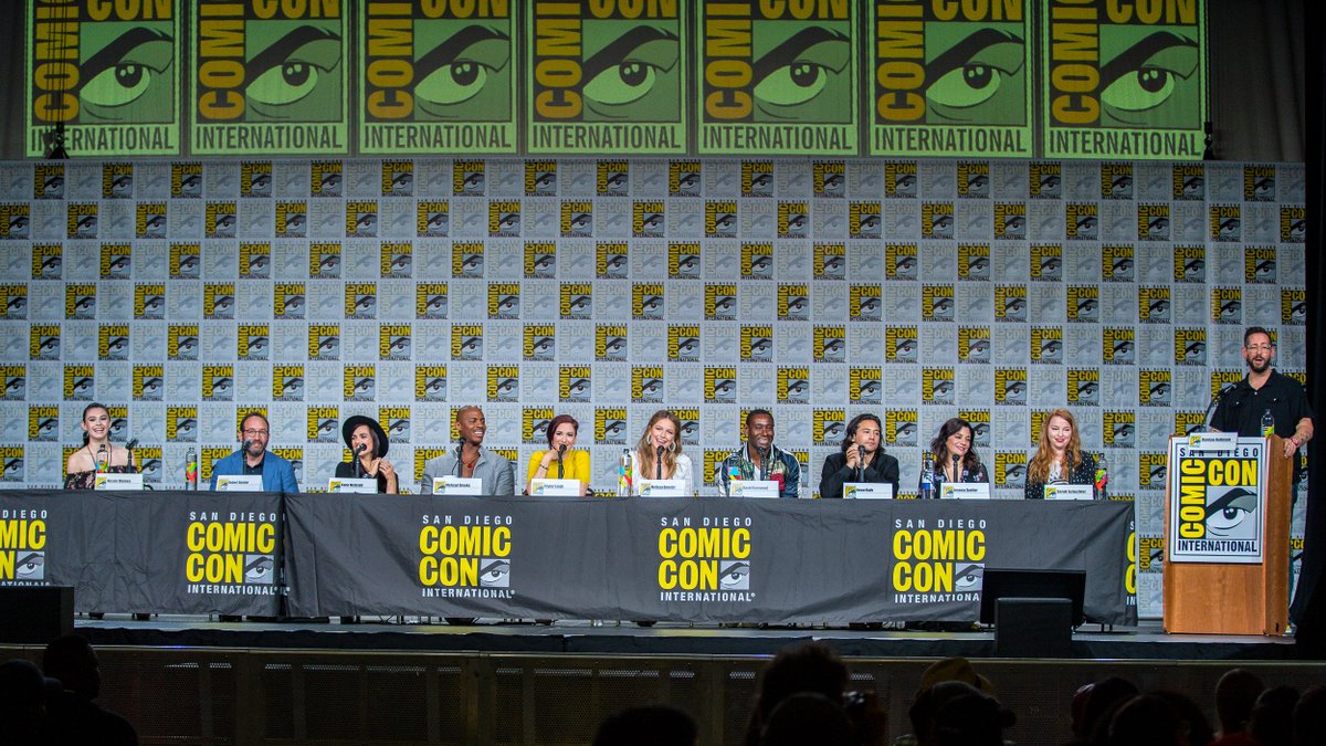TheGeekLens's tweet photo. My pictures from the @TheCWSupergirl panel at #SDCC w/ Melissa Benoist, Chyler Leigh, Katie McGrath, Mechad Brooks, David Harewood, Jesse Rath, Nicole Maines and more are now on the site.

https://t.co/OIFK5EUfdM

#Supergirl #SupergirlCW #KatieMcgrath https://t.co/vUjQSLutxR