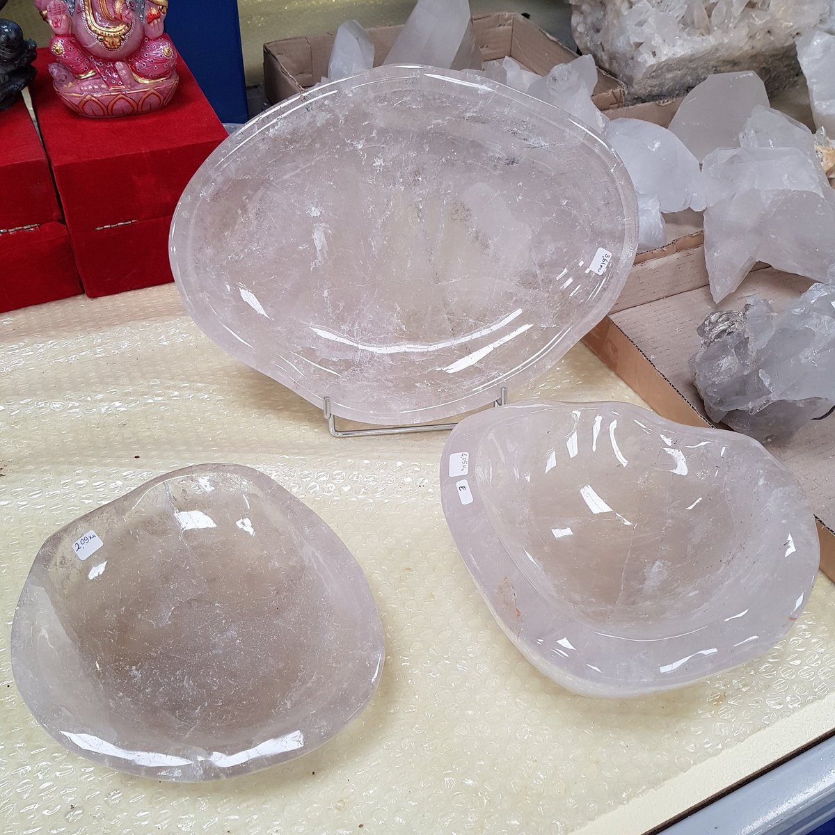 Quartz bowls #gemstoneUK #crystalbowls #crystalwholesale #quartzbowls