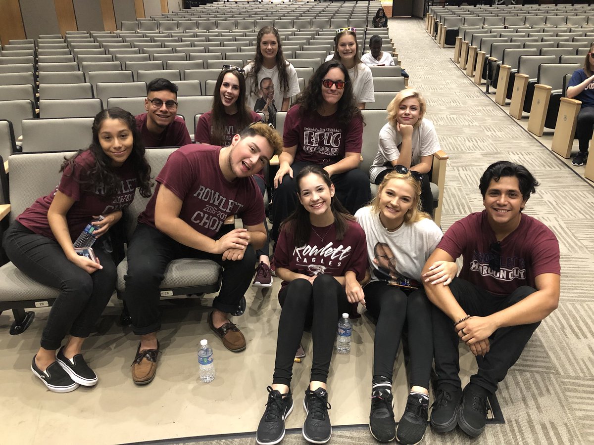 Lett_SRDs's tweet photo. Convocation Ready! See you in the CCC, Mr. B! @RHS_Eagles @theceebru  #GISDconvocation2018 https://t.co/e7U2hK51kK