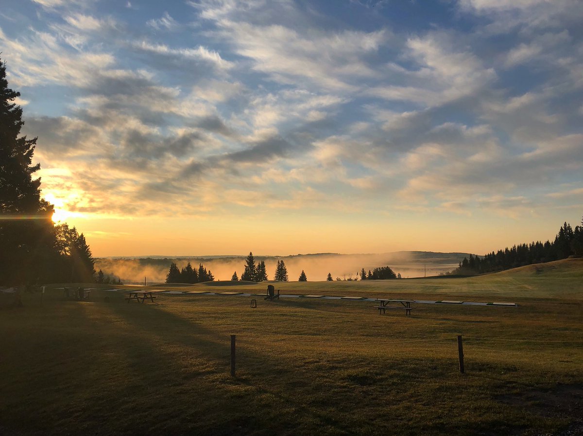First real frost at a -4 when I came in this morning, but it makes for amazing sunrises. <a href="/livingstonegolf/">LivingStoneGolf</a> #sunrise #turfie #burr #yycgolf