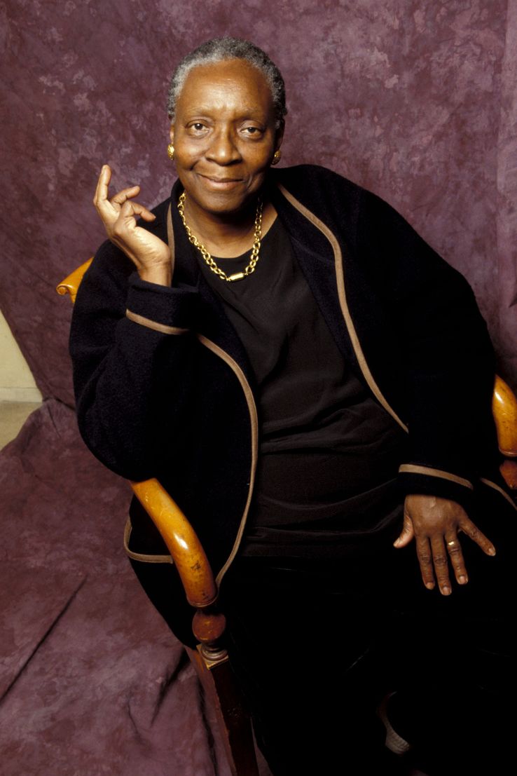 L'écrivaine guadeloupéenne Maryse Condé est finaliste pour le #PrixNobel Alternatif 2018. Les votes du public et des bibliothécaires ont permis de départager, parmi les 47 sélectionnés, 4 finalistes. Le nom du gagnant sera annoncé par le jury d'experts le 12/10 prochain.