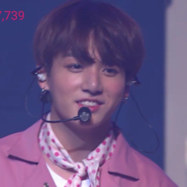 cattyoonmin's tweet photo. sen hep gül minik tavşan #JKMagicDay #HappyJungkookDay https://t.co/pZQEoiwoLQ