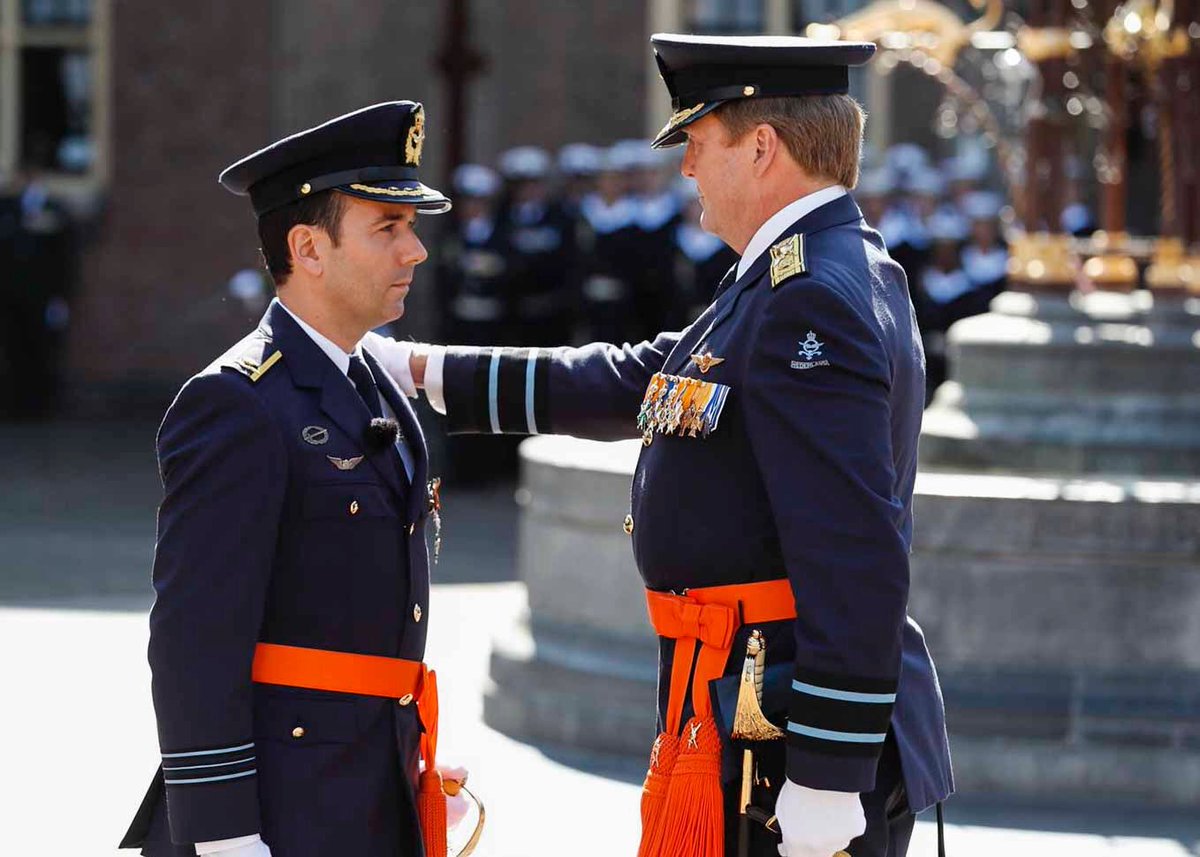 sybrandbuma's tweet photo. Felicitaties voor Roy de Ruiter die vandaag door Koning Willem-Alexander is geslagen tot Ridder Militaire Willems-Orde voor zijn moedige optreden in Afghanistan. https://t.co/1utv5bmKZ7