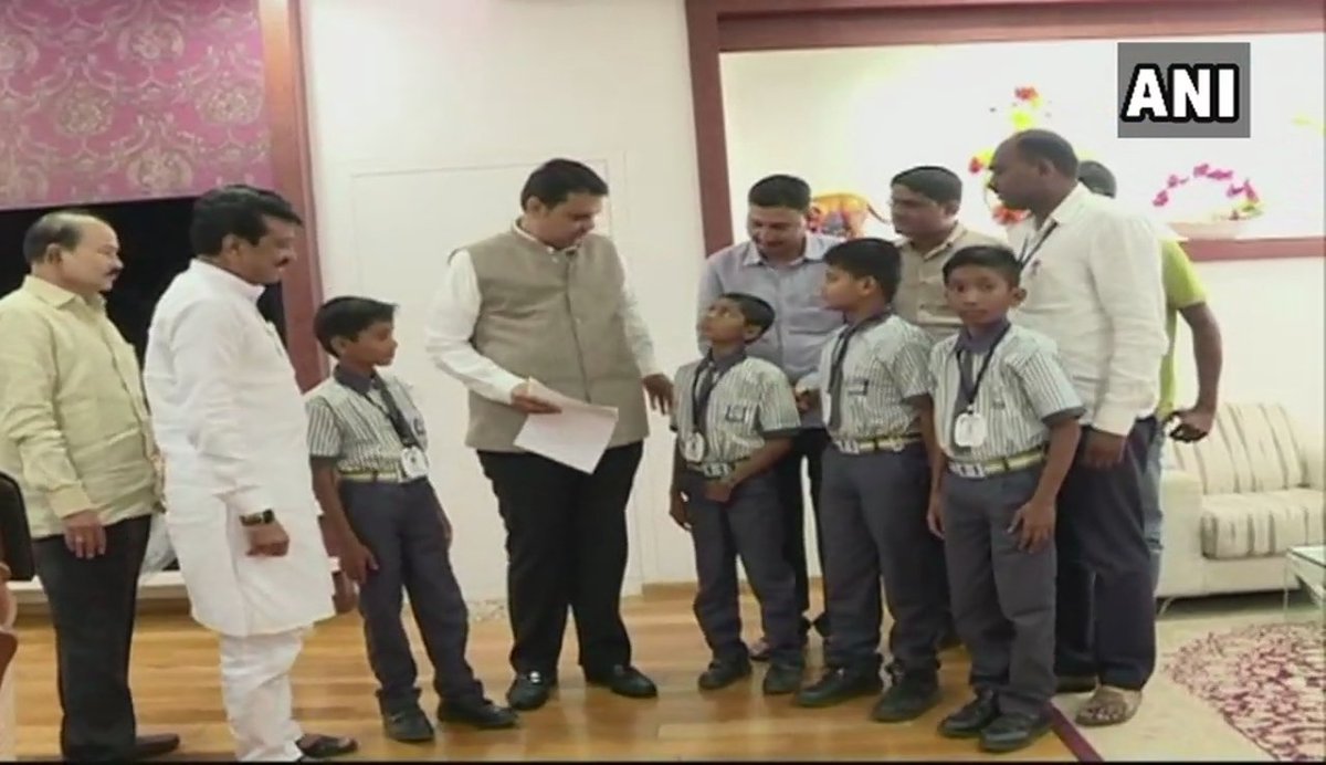 ANI's tweet photo. Mumbai: Students from a school in Latur's Ahmadpur handed over Rs 51,000 to Maharashtra CM Devendra Fadnavis for Kerala flood relief and contributed to Kerala Chief Minister's Distress Relief Fund. They had set up a tea stall and collected the money. #KeralaFlood https://t.co/4nnB7ir6o3