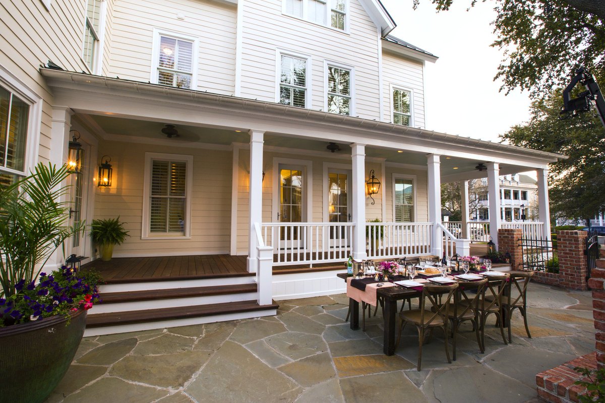 What a better way to celebrate #nationaleatoutsideday than in your own backyard oasis?