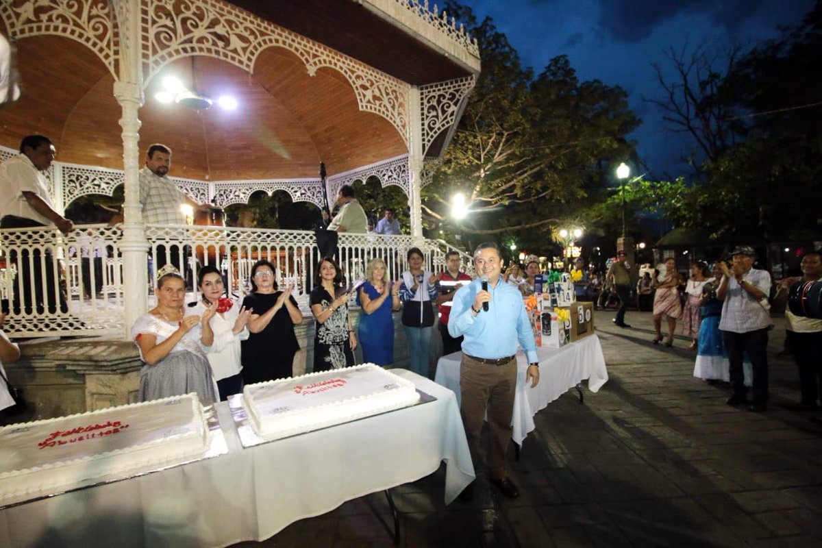 TuxtlaDIF's tweet photo. En el evento encabezado por el presidente Carlos Molano @molanomx y nuestra presidenta del DIF Tuxtla, Patricia Cantoral, disfrutamos de la música de la marimba, pastel y una muy divertida rifa de regalos especialmente organizada para las abuelitas y abuelitos que asistieron. https://t.co/GC2BBrBUgc