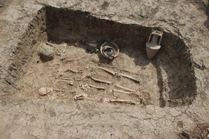 A bronze Corinthian helmet has been discovered in the burial of several 5th-century B.C. Greek warriors in southwestern Russia  archaeology.org/issues/310-180…