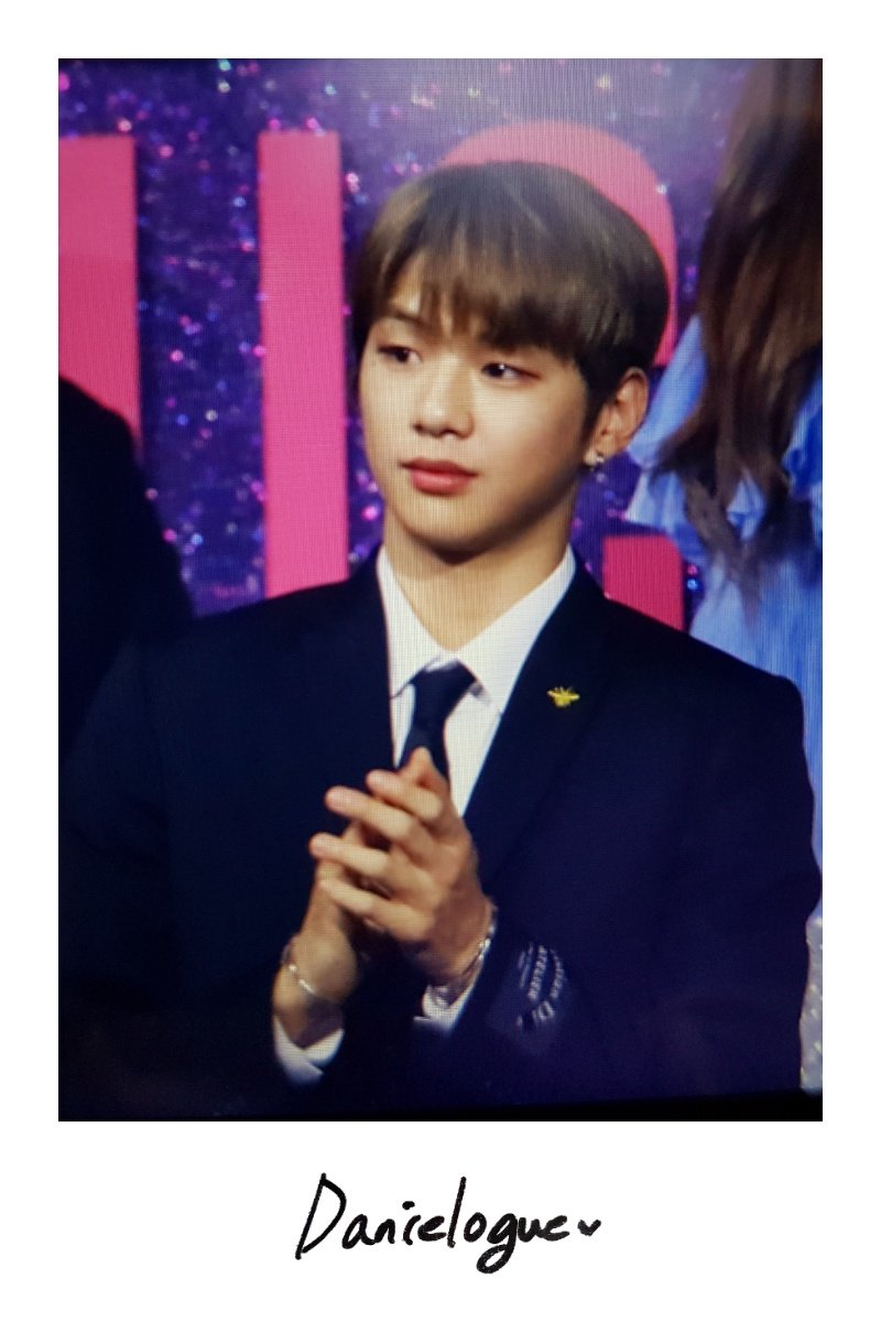 강다니엘 너무 좋아서 헤드스핀도 할 수 있을 것 같다 | 인스티즈