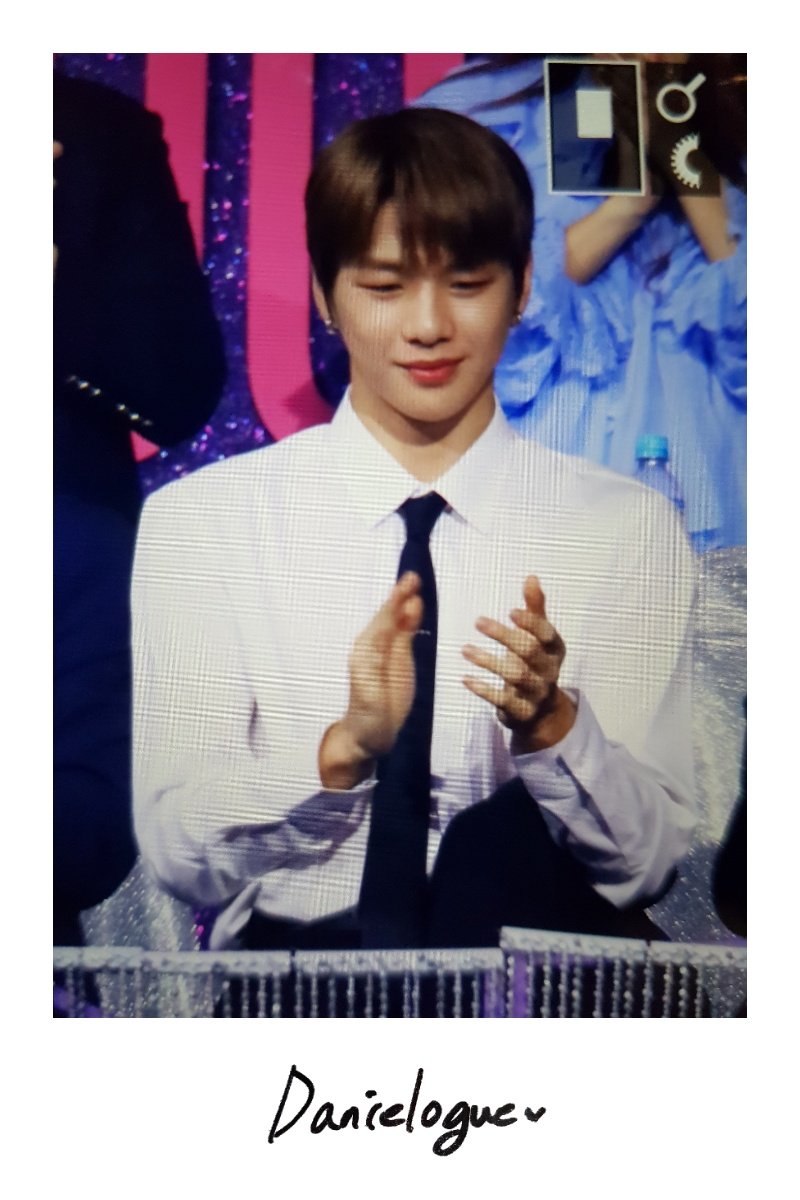 강다니엘 너무 좋아서 헤드스핀도 할 수 있을 것 같다 | 인스티즈