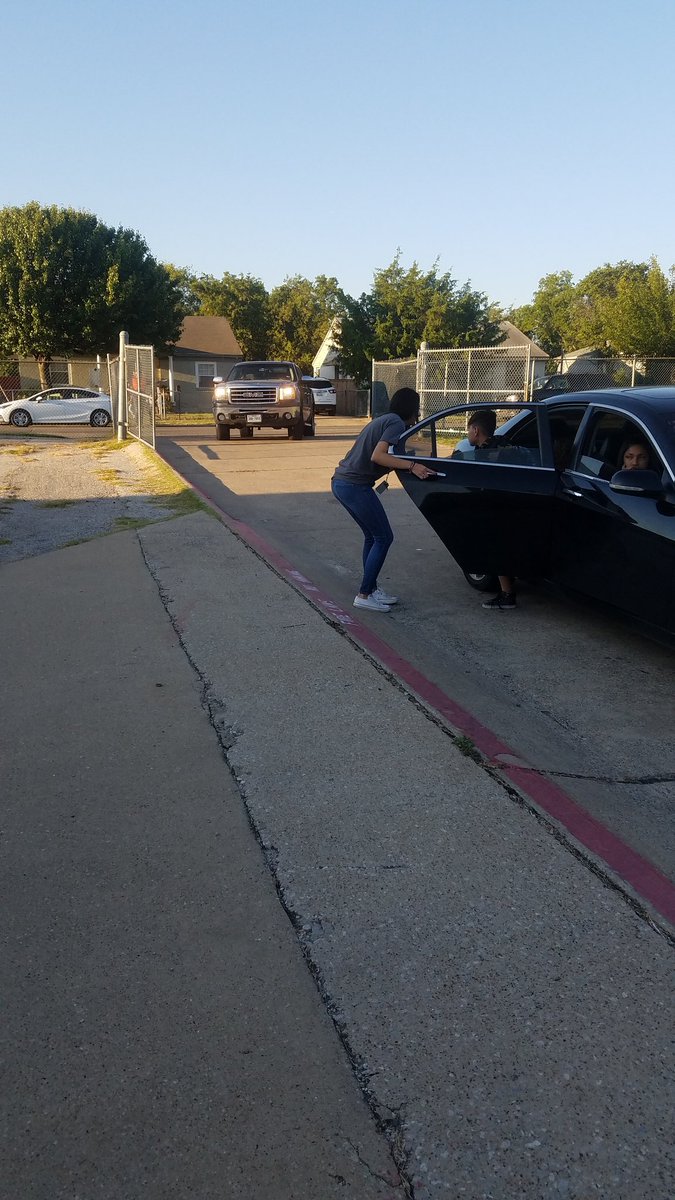 DaydelisseR's tweet photo. Morning duty ✔ Happy FRIDAY
#team4th #teamcowart #welcome2school #riseandshine @CowartDISD https://t.co/Aru525WS0n