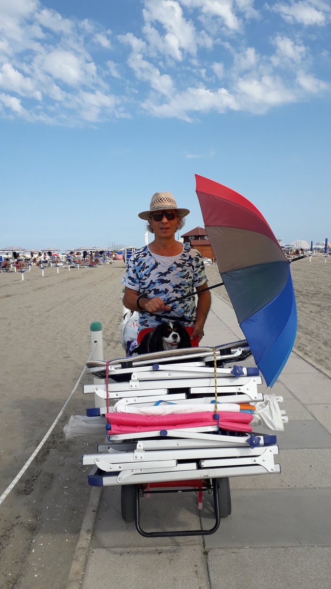 Yesterday my mum was still in Milan for work... so I went to #Sottomarina beach with Grandies! Yeah! They made me feel like a princess! #notspoiledatall ⛱🌞🌊😆😂