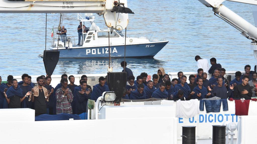 PatriotaIl's tweet photo. Ma scusate...
Alcuni giorni su una nave è DISUMANO mentre due anni nelle baracche ad Amatrice è UMANO??? #MovimentOnesti https://t.co/aOpxbWX8s6