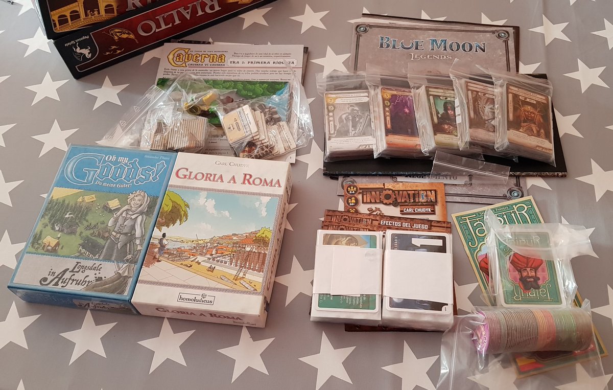 TemaPegado's tweet photo. Ya que estoy, esta es otra (muy) mini-ludoteca de un viaje reciente, especial 2J. Una caja (del Rialto, gran juego que en esta ocasión fue simplemente donante de caja xD) para Caverna 2J, Oh My Goods!+exp, Gloria a Roma+exp, Innovation, Jaipur y más de medio Blue Moon Legends. https://t.co/LMOMPxCNaF