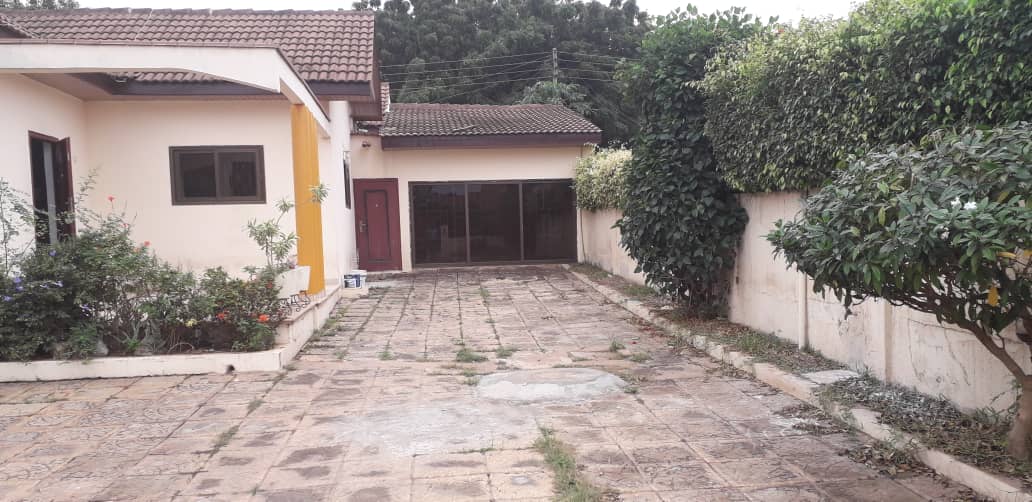 SleepWellingh's tweet image. Lovely three bedroom house with good compound space readily available to let at Adjiringanor. Comes with extra family area and boys quarters. Call us on 0505359301 to book a viewing.
