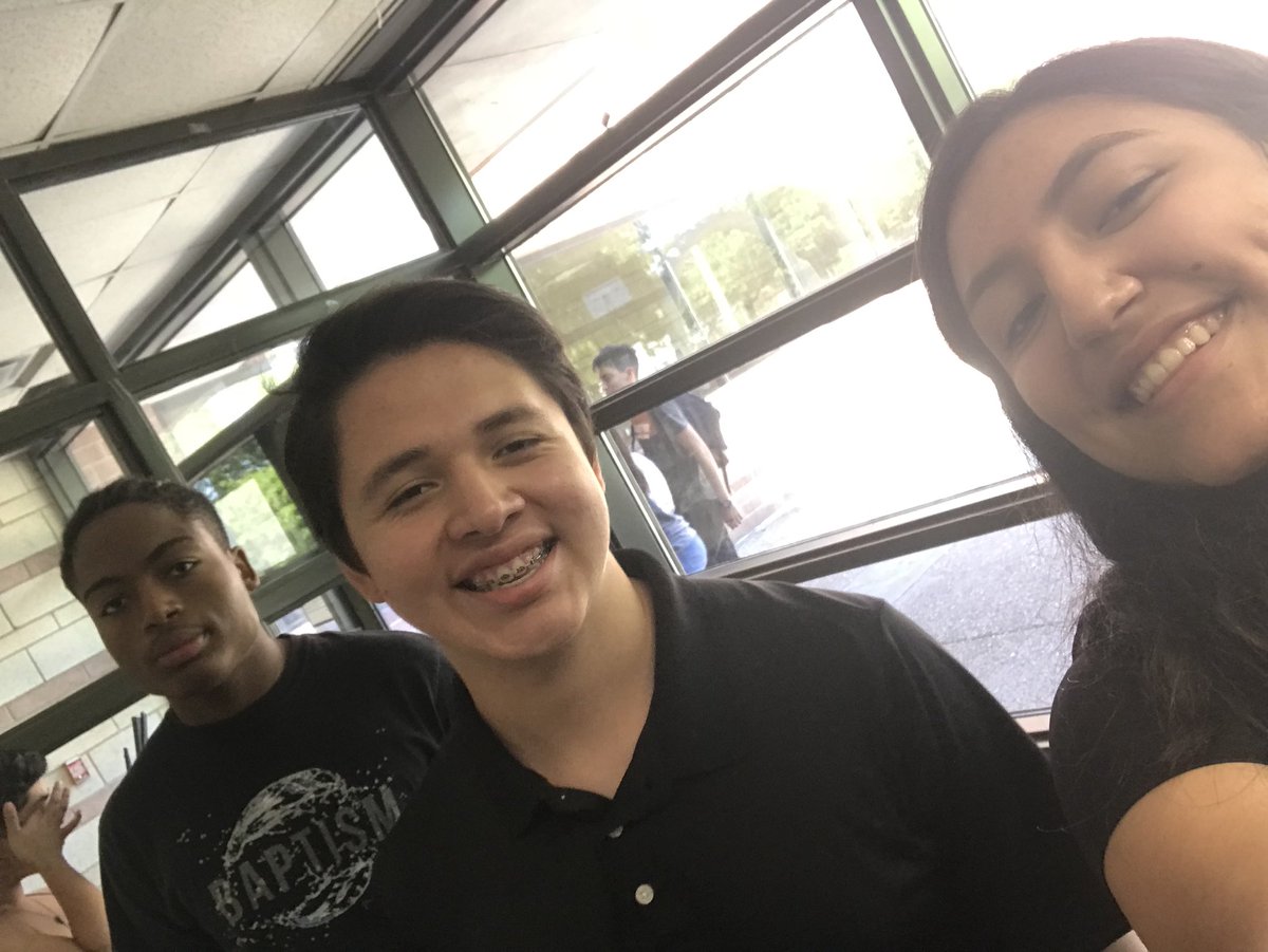 sariadnebm's tweet photo. PROMOTING @KSBM_TVT @SBMTownview #KSBMWELIVE https://t.co/jPXhRBEvBU
