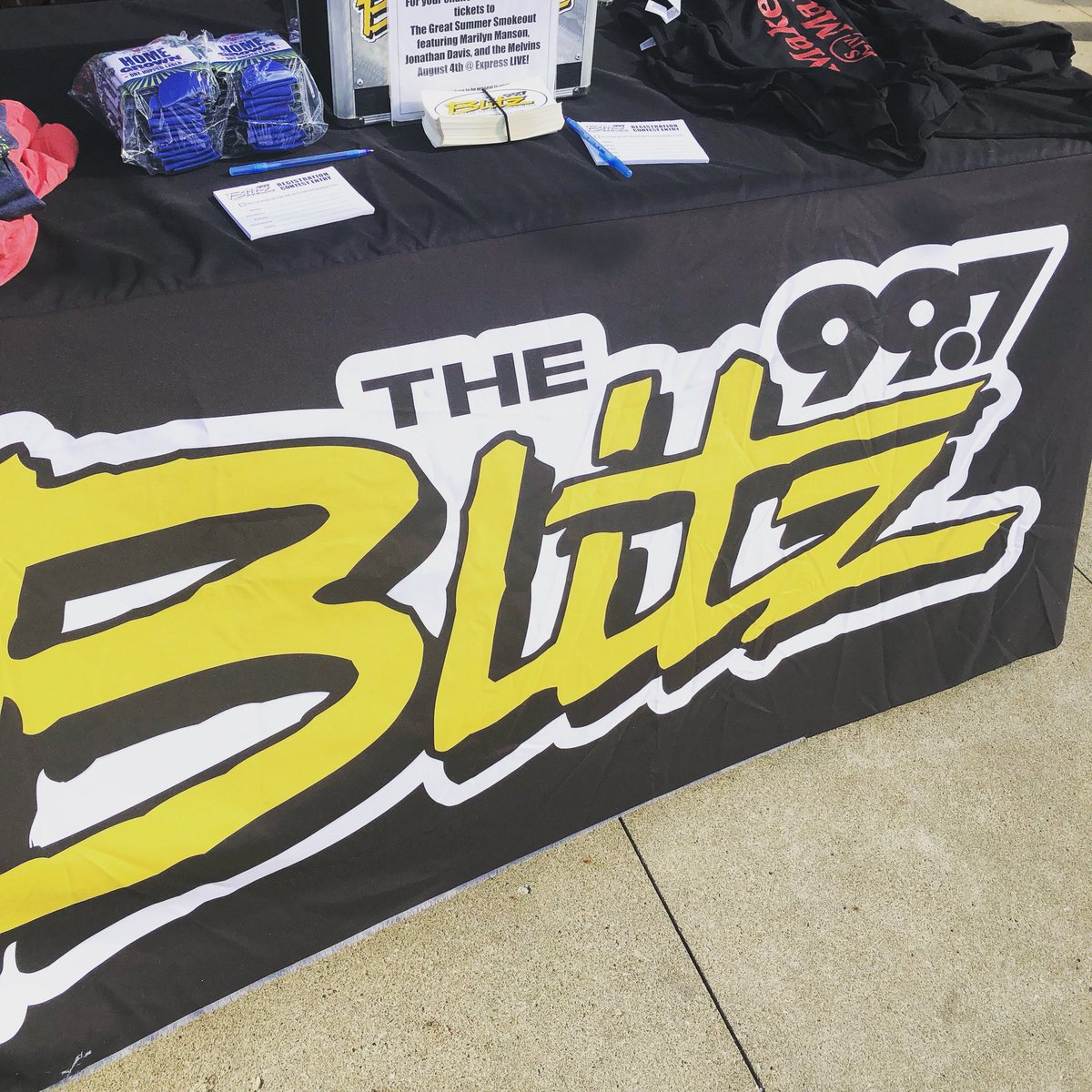 halfpintcbus's tweet photo. #bringintheweekend party with @997theblitz starts at 5PM tonight!!! Enjoy The Amazing Giants stilt walkers and a dual #taptakeover with @HiWireBrewing & @atbbeerco πΊπππ
#tgif @ArenaDistrict #614now #aseenincolumbus #craftbeer #jointhecircus #stiltwalkers #60drafts https://t.co/mTr3OjxpiV