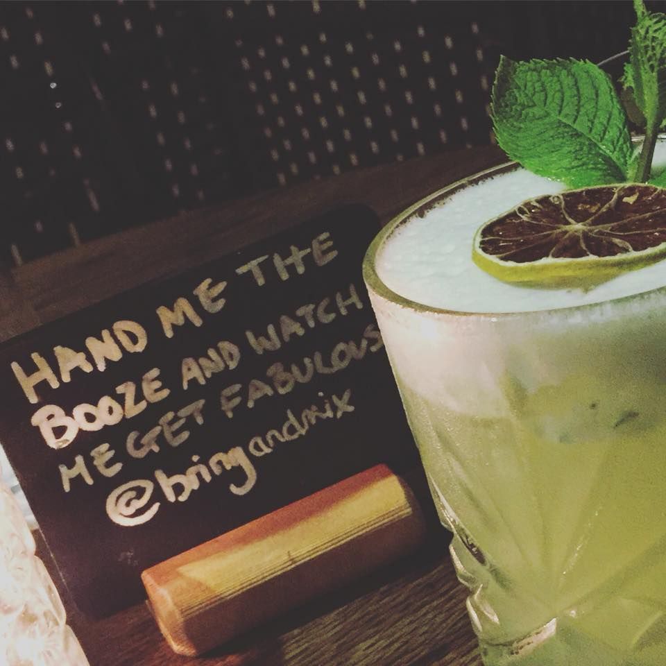 If you're anything like us, we stand looking at the cocktail menu &amp; always fall back to the usual 🍹

<a href="/BringAndMix/">You Bring | We Mix</a> Manchester takes the decisions away &amp; make cocktails tailored to your taste 🥃  Read about the amazing experience here ⤵️

buff.ly/2KhzBJa