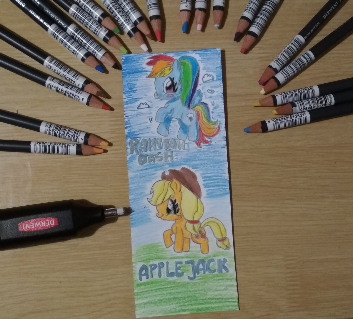 MadziaTsuki's tweet photo. #Fun2Draw #color #colors #draw #drawing #bookmark #art #sweet #kawaii #creative #cartoon #cartoons #mylittlepony #rainbowdash #applejack #pegaz #bajka #pony #slodkie #bajki #kucyki #derwent #derwentprocolour #colorpencil #sklepmatejko #kolorowanie https://t.co/BUEzaKQFUi