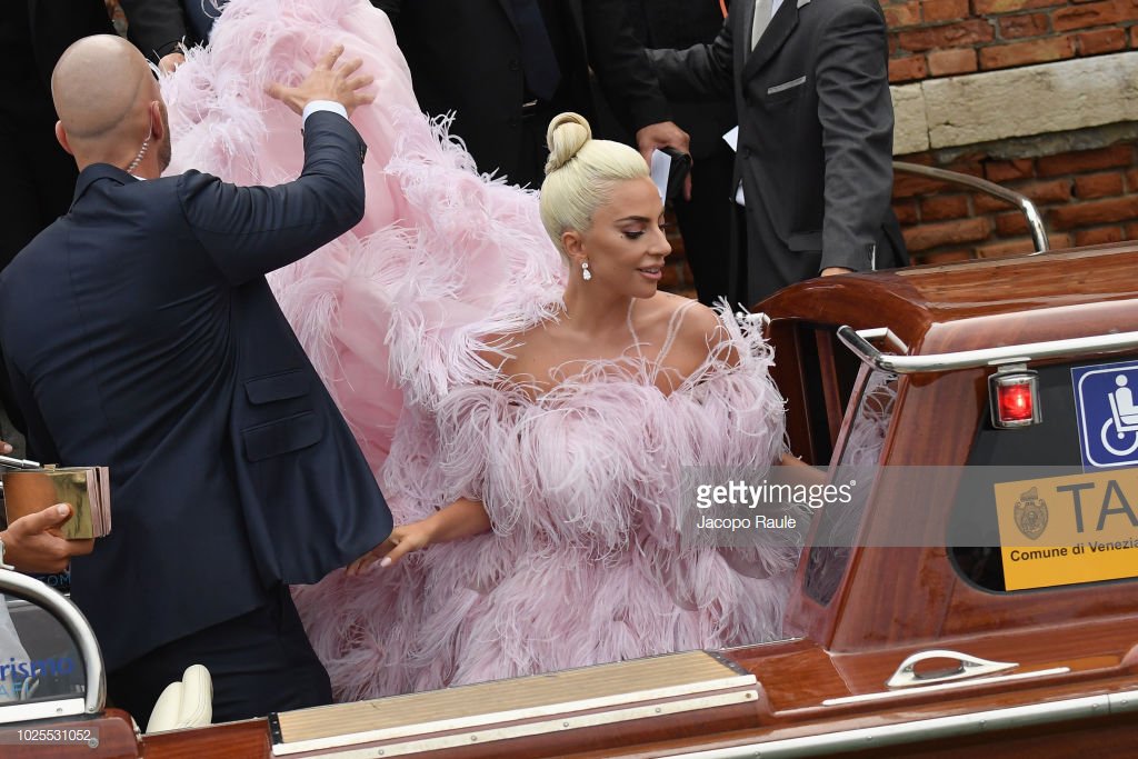 4 - Lady Gaga - Σελίδα 13 Dl8SuVJU4AEke1i?format=jpg&name=medium