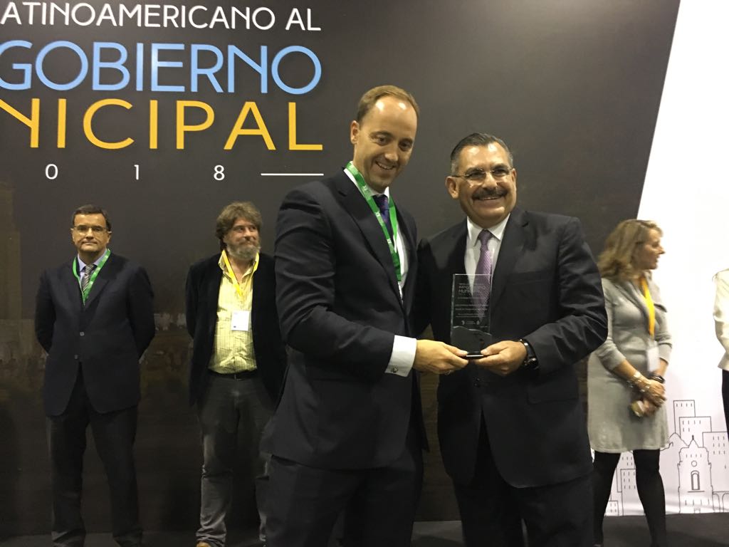 El Presidente Municipal <a href="/JAHFraguas/">José Antonio Hernández Fraguas</a> recibió en representación del Municipio de Oaxaca de Juárez, el Premio Latinoamericano al Buen Gobierno Municipal, en la Cumbre Hemisférica de Alcaldes y Gobiernos Locales, que se realiza en Punta del Este, Uruguay.