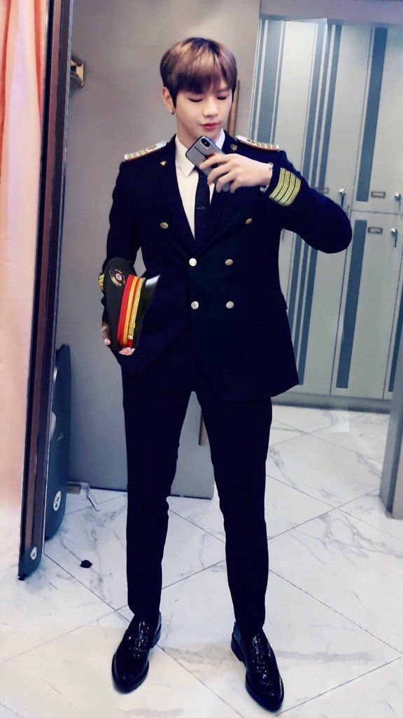 왓싀 강다니엘 제복 합성 | 인스티즈