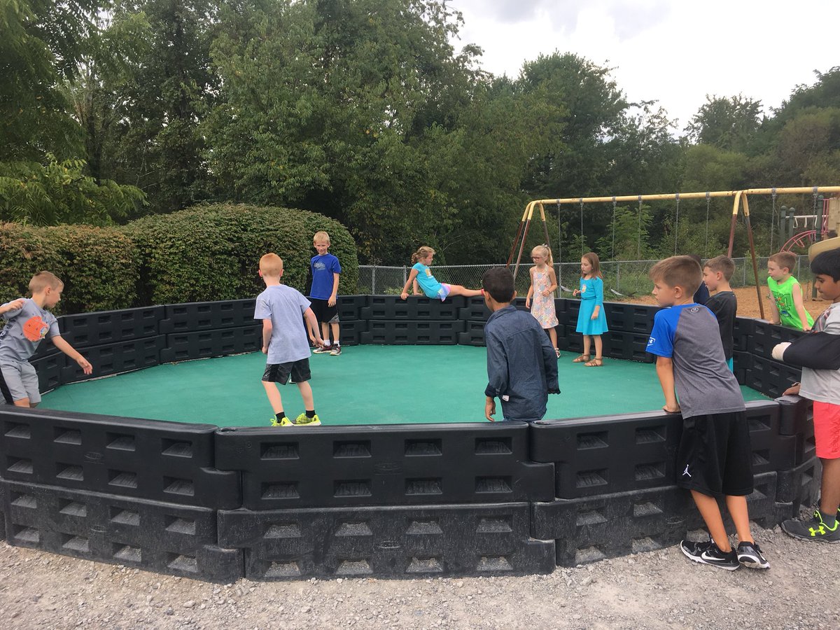PeeblesElem's tweet photo. Extra recess for 2B and 1C ... first classes to get in code of conduct forms ... and all had fun #gagatime #gliderfun https://t.co/F1qvx9kTj9