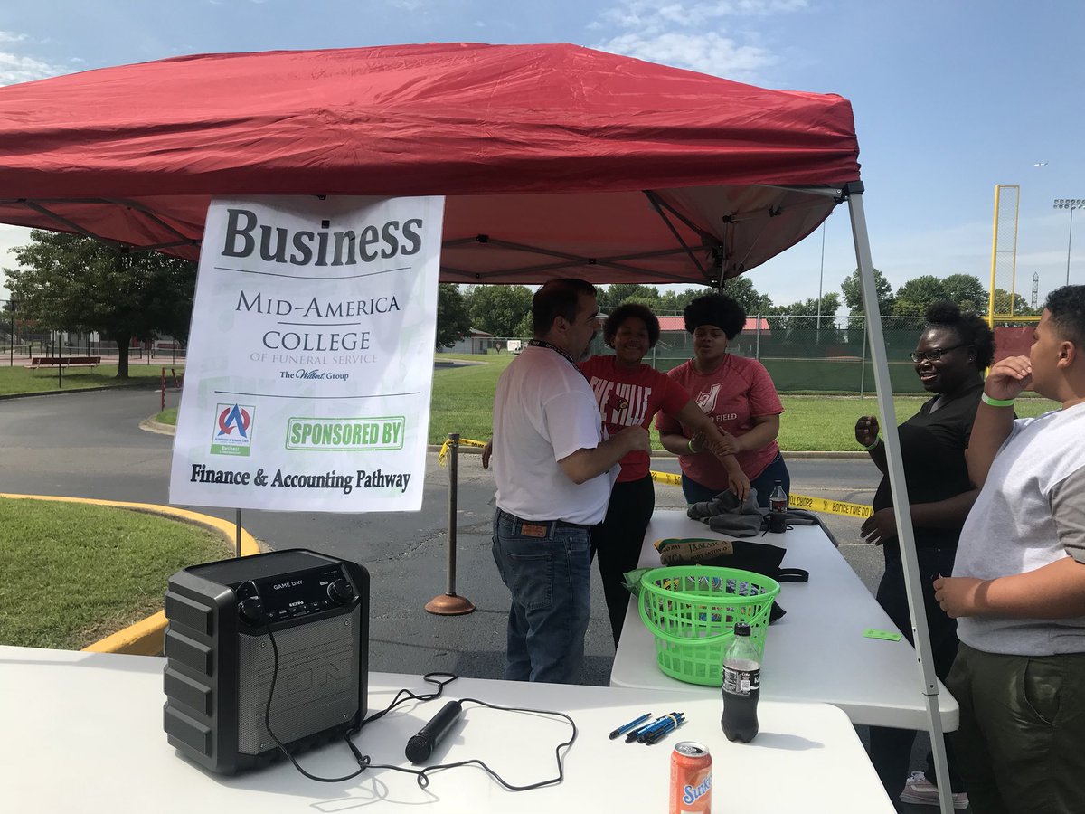 GreatChatsby's tweet image. JHS Academy Kickoffs!  Business $ Entrepreneurship &amp;amp; Engineering/Manufacturing💻😎#AcademiesJeffHigh @AcademiesofGC @JHSRedDevils @jeffhighpride #WeAreGCCS