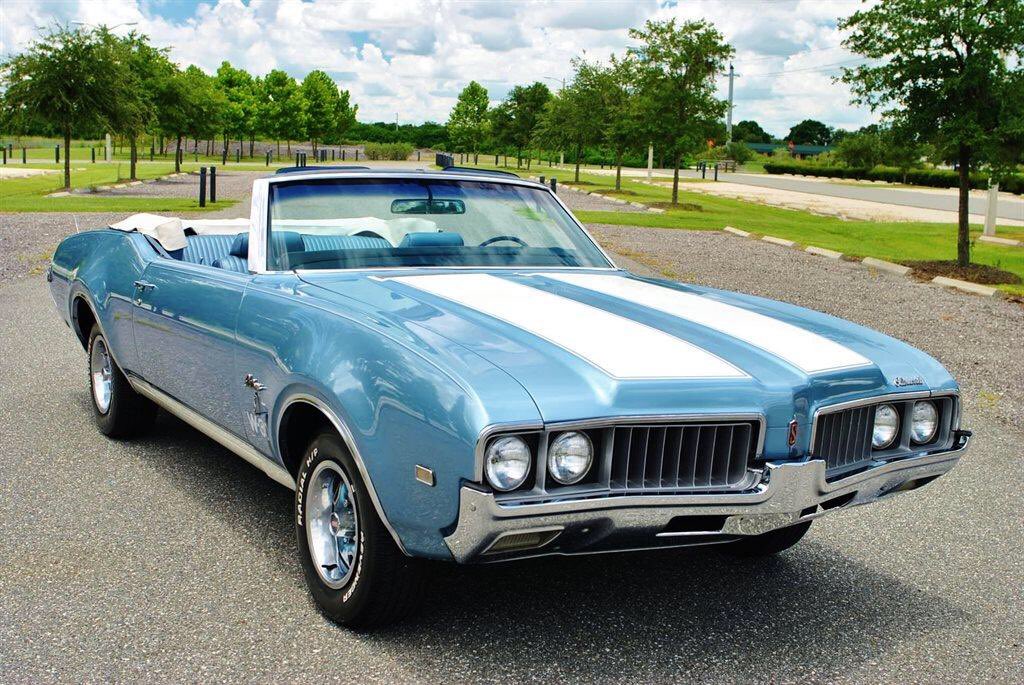 McLaughlin_GM's tweet photo. #FlasbackFriday showing off a little muscle on last long weekend of summer. #69Chevelle #69Cutlass https://t.co/opEf01ijs2