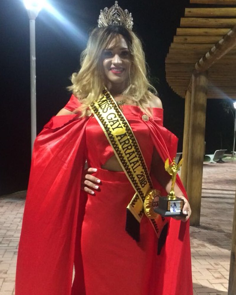 suavozcl's tweet photo. @ClaudiaLeitte Olha Cants, eu venci o concurso de Miss Gay do Arraial do Retiro - Salvador. https://t.co/fITgXycegF