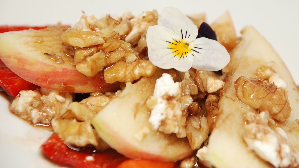 ChefGorji's tweet photo. Honeycrisp apples are here and make delicious salads!
#gorjirestaurant #honeycrispapples https://t.co/7YHIAHyzMC
