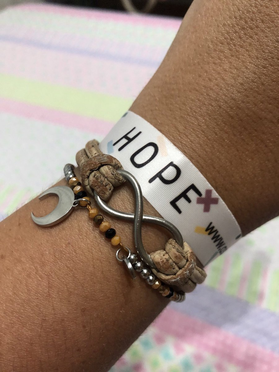 patriciaesle's tweet photo. Ya tengo mi #PulseraBenéficaHOPE de @hopeasociacion. El 100% del beneficio va destinado al fondo de investigación sobre #BVVL. ¡Colabora tú también en este #DíaDeLaSolidaridad y hazte con la tuya! #Hope #EnfermedadesRaras https://t.co/S7BlmPZf3y