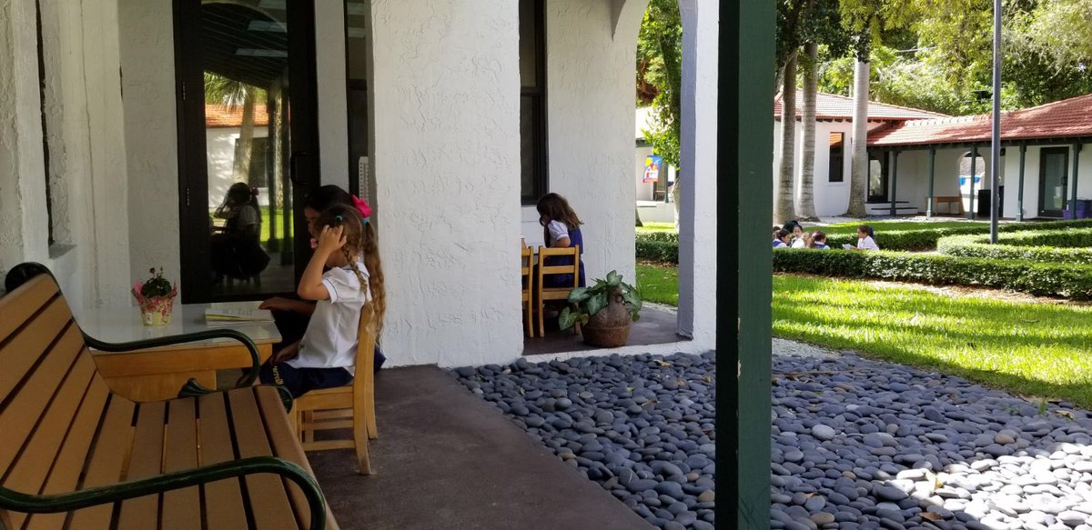 CarrolltonSH's tweet image. The annual tradition of 1stgrade/3rdgrade reading buddies continues. Today first grade shared their All About Me #thinkingmap with their buddy.