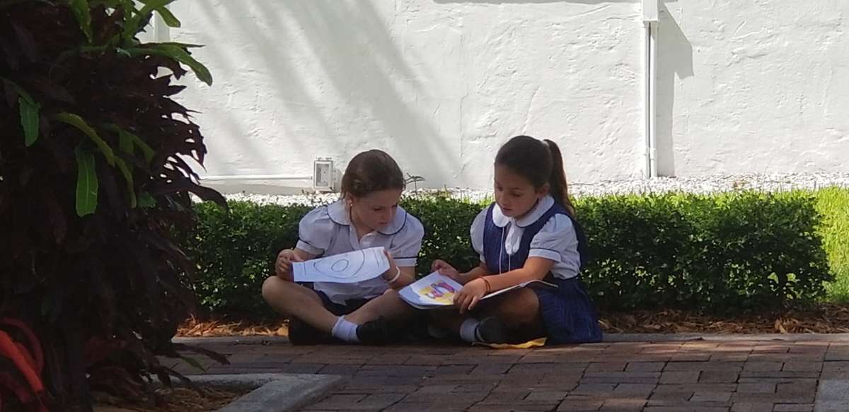 CarrolltonSH's tweet image. The annual tradition of 1stgrade/3rdgrade reading buddies continues. Today first grade shared their All About Me #thinkingmap with their buddy.