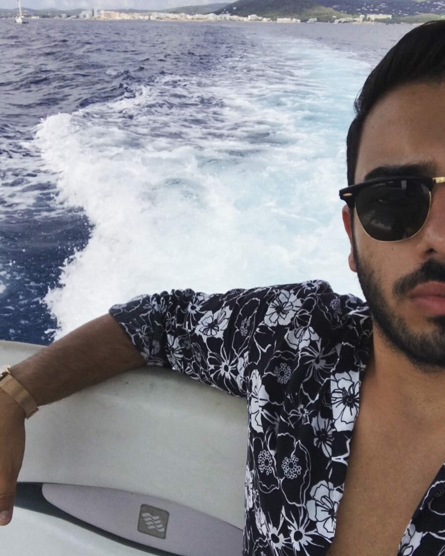 vincenzoorga's tweet photo. Con i piedi per terra stateci voi, che io voglio vedere il mare 😂😎 #ibiza #2k17 #boat #travelblogger #volifestyle https://t.co/AZFIrDWqmp
