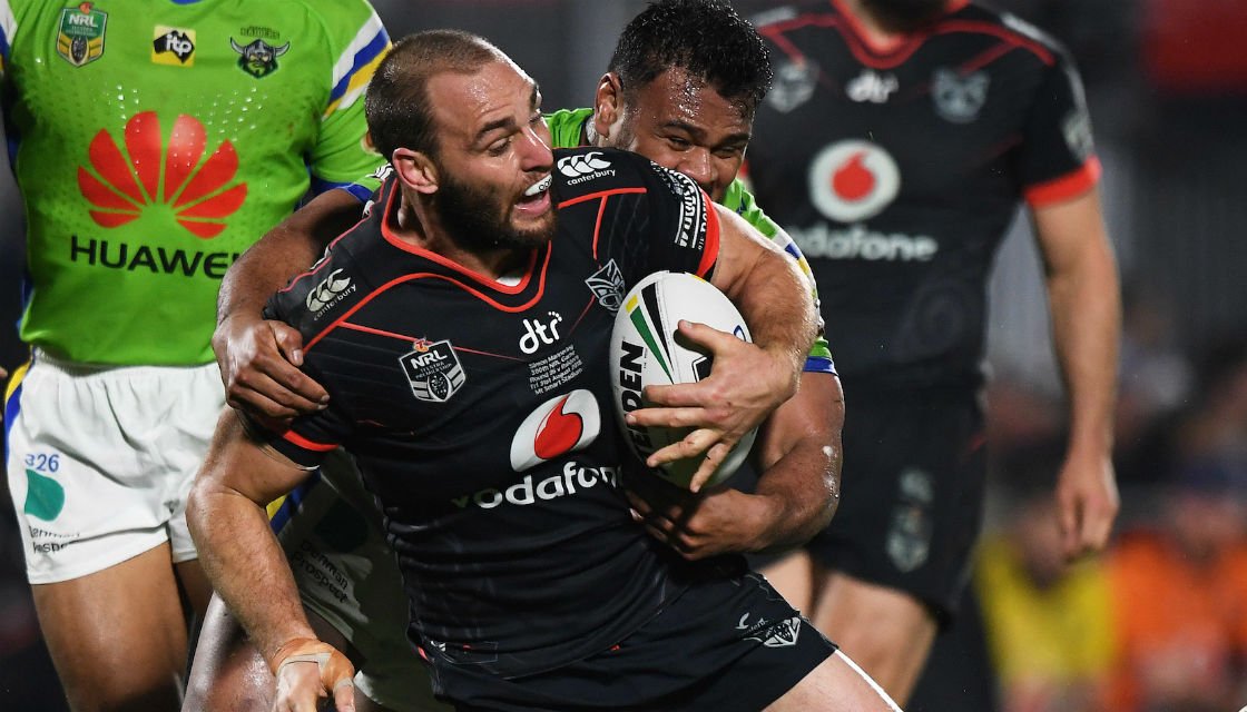 NewshubSport's tweet photo. Warriors honour Simon Mannering's 300th game with victory https://t.co/qABSgjiv74 #NRLWarriorsRaiders #Mannering300 https://t.co/EIDGGy1JRA