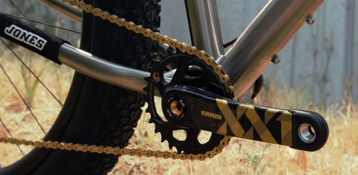 We recently built this Jones titanium Plus LWB Spaceframe with Truss fork into a complete bike with 1x12, a QR post clamp, rear rack, packs and 56mm wide Jones C-Rims for Philippe.
#jonesbikes #jonesbike #jonesplus #jonesspaceframe #titaniumbike
#trussfork #29plus #plusbike