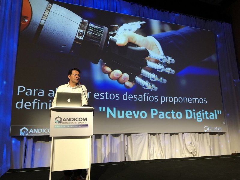 yensaman's tweet photo. #OrgulloTelefonica En Movistar trabajamos para mejorar el bienestar de los colombianos a través de la tecnología. Por esto promovemos una digitalización centrada en las personas. Conoce aquí nuestro #ManifiestoDigital https://t.co/62bMoKHuFX https://t.co/XhHTh3LANT