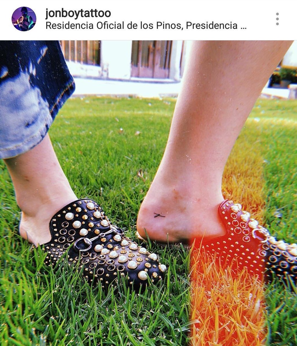 R3PORT3ANDO's tweet image. Cuando el dinero no es tuyo, te vale madres gastar 20 mil pesos en un tatuaje tan pendejo como el que se hicieron las hijas de @EPN #JonBoy