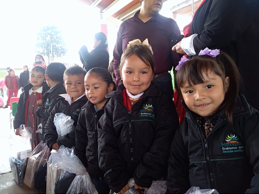 TurismoMetepec's tweet photo. Continuamos con la entrega de paquetes escolares del programa #Metepec #DecideContigo #PorLaEducación a nombre de nuestro Presiente @DavidLopezDLC  hoy se hizo entrega en el jardín de niños “Andrés Becerril Hernández” 🎒🙂 https://t.co/WsycFJTnn2