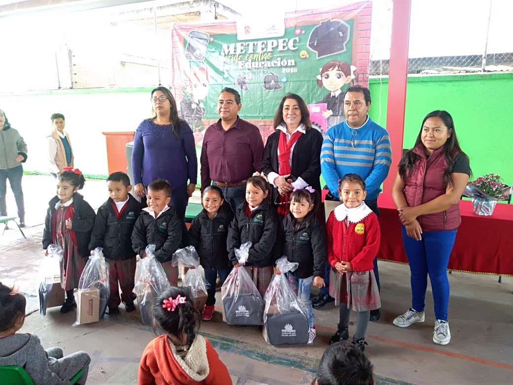 TurismoMetepec's tweet photo. Continuamos con la entrega de paquetes escolares del programa #Metepec #DecideContigo #PorLaEducación a nombre de nuestro Presiente @DavidLopezDLC  hoy se hizo entrega en el jardín de niños “Andrés Becerril Hernández” 🎒🙂 https://t.co/WsycFJTnn2