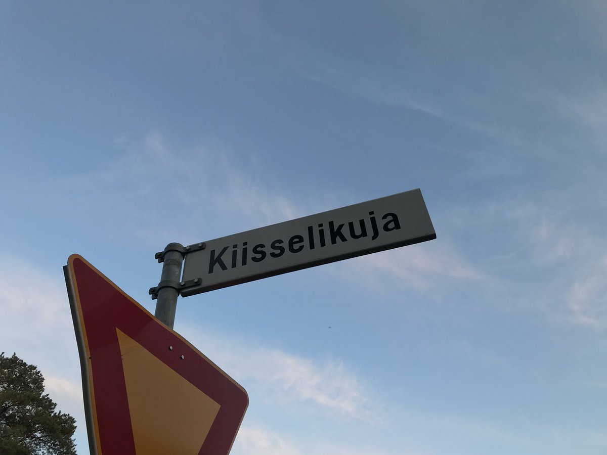 JSarmola's tweet image. Paikka jossa kaduille annetaan tällaisia nimiä ei ole huono paikka ollenkaan. #osoite #kiisseli