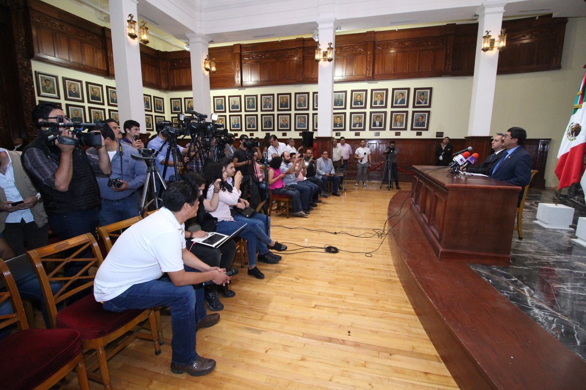 UNIDOSconVALOR's tweet photo. @PGR_mx solicitó al Juez Federal en #CDMX el desahogo de una audiencia para desistirse de todo cargo penal en contra de Alejandro Gutiérrez, que resulte en su favor y dejarlo en inmediata libertad: informó gobernador @Javier_Corral en rueda de prensa.
👇https://t.co/ODp0JktgS6 https://t.co/7Bp3C0B6S6