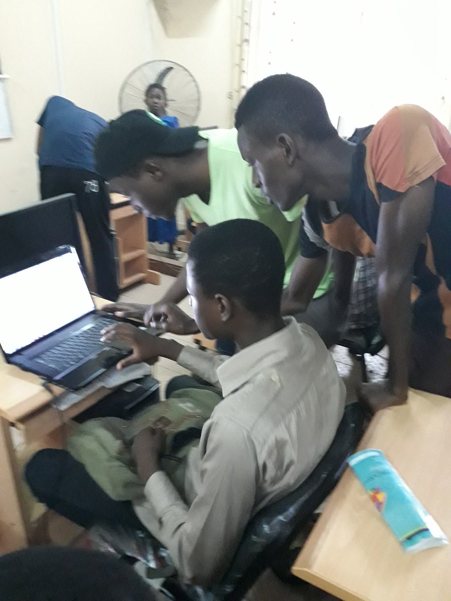 biodunch's tweet photo. #Phew
Day 3 went really fast and was pretty hectic 😰
From Code reviews 🔍🔦🔬🔭 to Introduction to #CSS by @SeunIsRoyalty and #CSS selectors by @Hardeyolu5.
Yas! They have started painting 🎨 their webpages
I'm so impressed at how fast they grasp everything
#KnowITBootCamp https://t.co/iNd4oINk8P