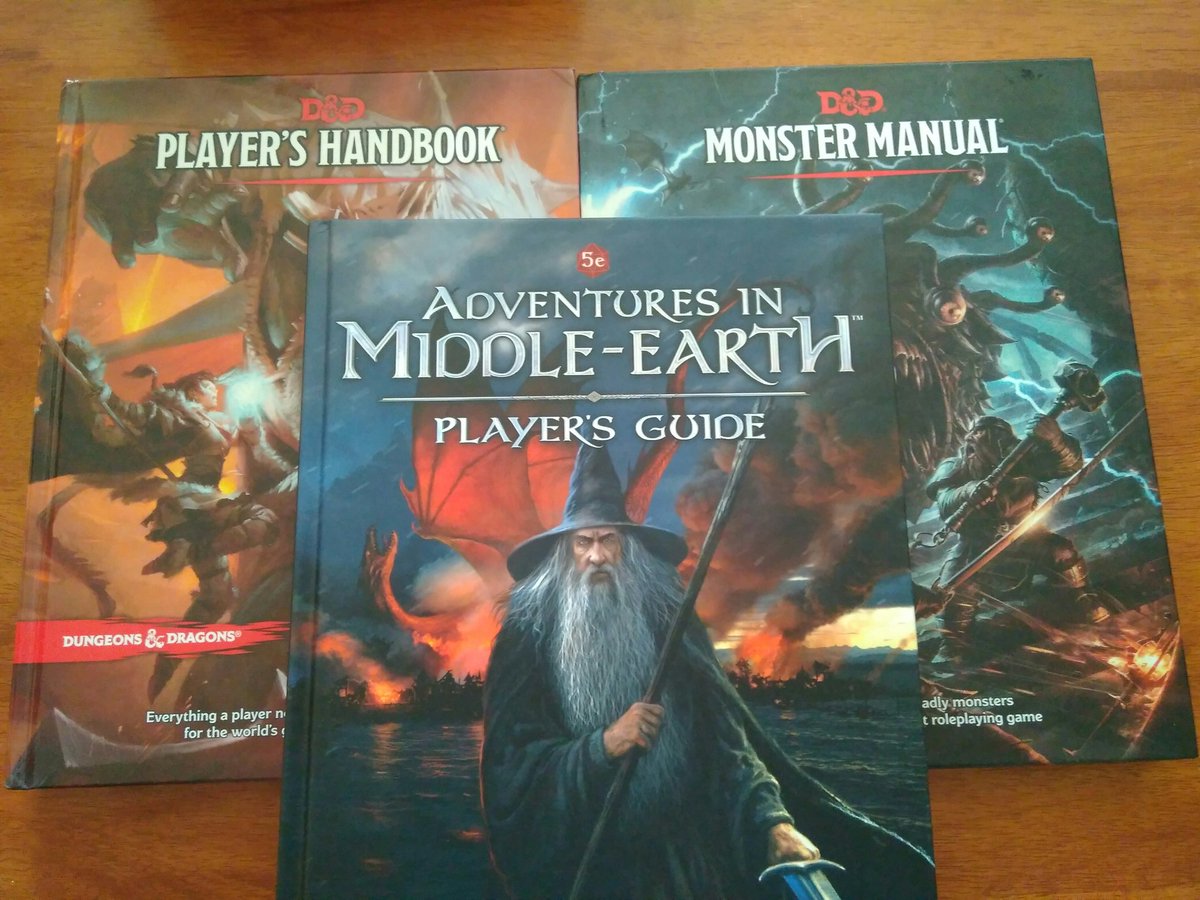 Tengo el manual de jugador de d&amp;d de quinta edición,  el manual de monstruos y el aventuras en la tierra media en inglés y en castellano.  Algún interesado en la versión inglesa?